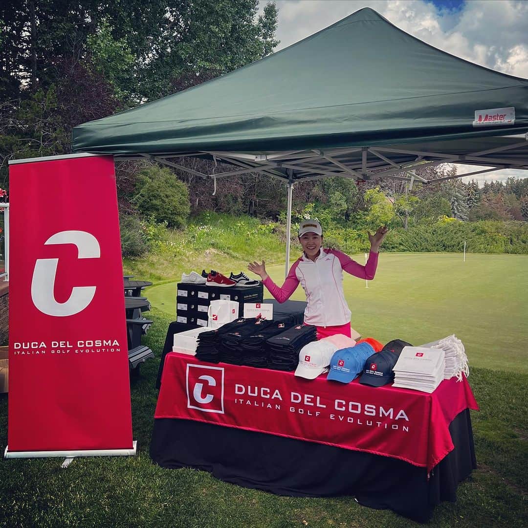 ケリー・タンのインスタグラム：「New shoes anyone? Glad I am able to represent @ducadelcosma.official on tour as well as the last few days going to a few courses around my neighborhood 🇨🇦 in the Alberta area. If you are looking for style and comfort, try out Duca! Sold few pairs of shoes ☑️ Gave a few lessons ☑️  • • • #TeamDuca #DucaDelCosma #ItalianGolfRevolution #TeamKT #Calgary #Alberta #ShoeSnobs #Styles #Comfort」