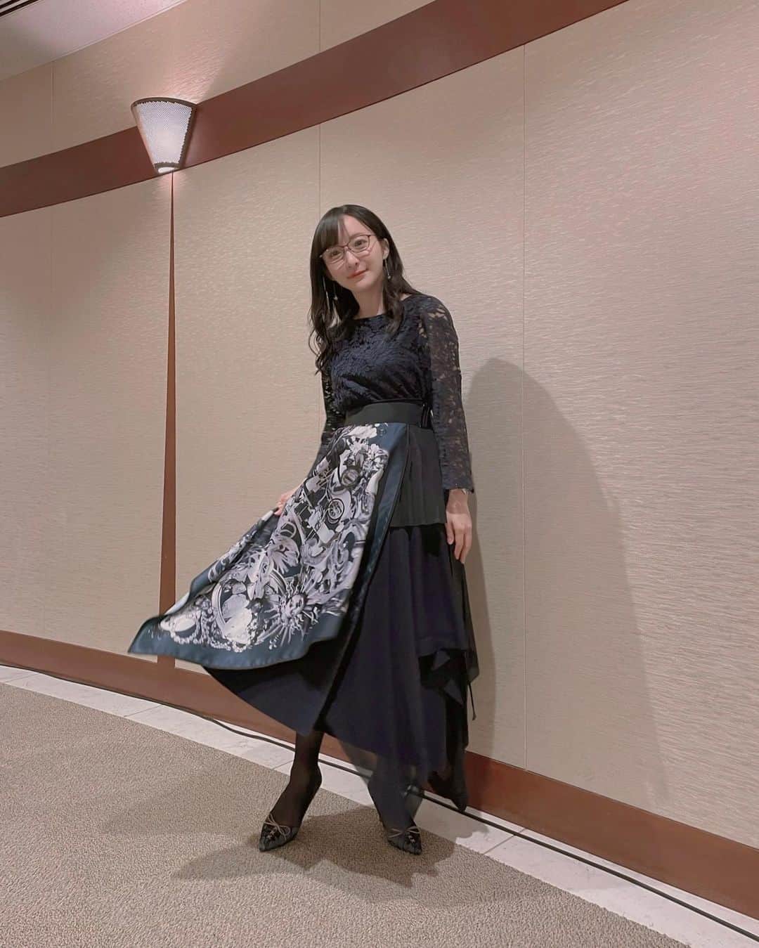 松澤千晶のインスタグラム：「先日の呪術廻戦オーケストラ、夜の部のお衣装を載せ忘れていました。  くるっと回って、ふわっとするやつ、できました。笑  夜公演 tops @aimer_dress skirt @hundredcolor accessory @_melee_jewelry  FF14のオーケストラコンサートでもお馴染み、指揮者の栗田博文さんとお会いできて嬉しかったです。  #呪術廻戦 #じゅじゅフェス #jujutsukaisen」