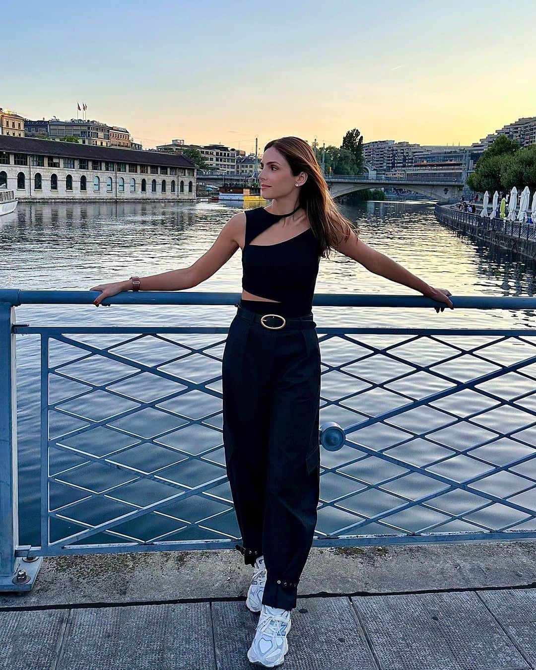 カロリーネ・セリコのインスタグラム：「Aqui é sempre um "pit stop", mas é tudo tão charmoso e tão lindo, que deveria ser mais longo! Sou apaixonada pela paisagem da estrada e pelo lago Léman... Mas corre na última foto...não resistimos! Mais uma etapa da viagem, levando a Bella para uma experiência de vida por aqui!   #CaCelicoViagem」