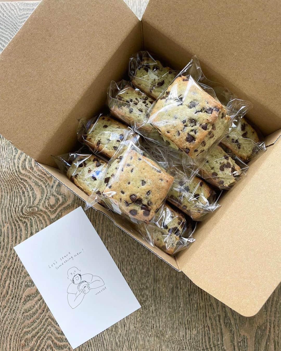 のインスタグラム：「⁡ ⁡ ⁡ おはようございます。  onlineshopで学んだこと。 ミントとチョコチップのスコーンがお好きな方は、それだけたくさん食べたい！ということ。 ⁡ 次回はミントだけ便です。 6個、10個set、ご用意しています。 たくさんお召し上がりいただいて嬉しかったです。  ⁡ ※只今販売中のsetは、製造日が違うため、まとめての発送が出来ません。お気をつけてご購入ください。 同じsetを複数ご購入ご希望の方は、onlineshopのCONTACTよりお問い合わせください。 ⁡   今週もおかげさまで無事完売致しました。 ご購入いただいた皆さま、ありがとうございました。 本日9日（日）まで予定通り発送致します。  ⁡ ⁡ 〜只今、販売中です〜 ⁡ 【次回発送】 ◇ ミントとチョコチップのスコーンset ◇ レモンケーキset ◇ カルダモンロール&シナモンロールset ⁡ ⁡ ⁡ onlineshopは、instagram TOPのリンクから お越しいただけます。 どうぞ、よろしくお願い致します。  @uneclef」