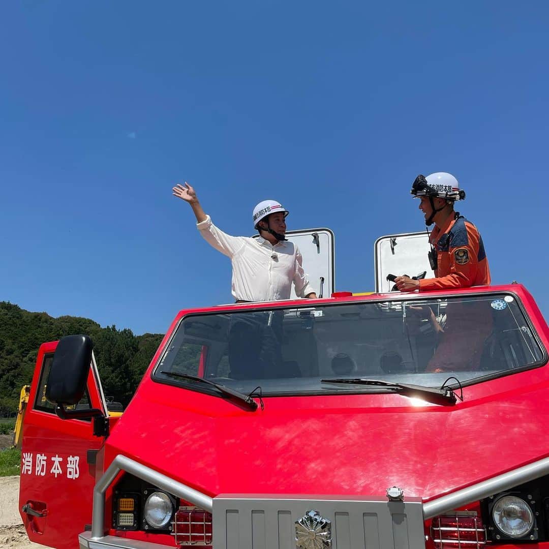 中山秀征さんのインスタグラム写真 - (中山秀征Instagram)「おはようございます☀ このあと7:30〜は日本テレビ「シューイチ」始まります☝️  今週の中山のイチバンは 自然災害の現場で活躍する、日本に2台しかない特殊車両を取材してきました。 是非ご覧ください！  #日本テレビ  #シューイチ #レッドサラマンダー」7月9日 7時04分 - hidechan0731