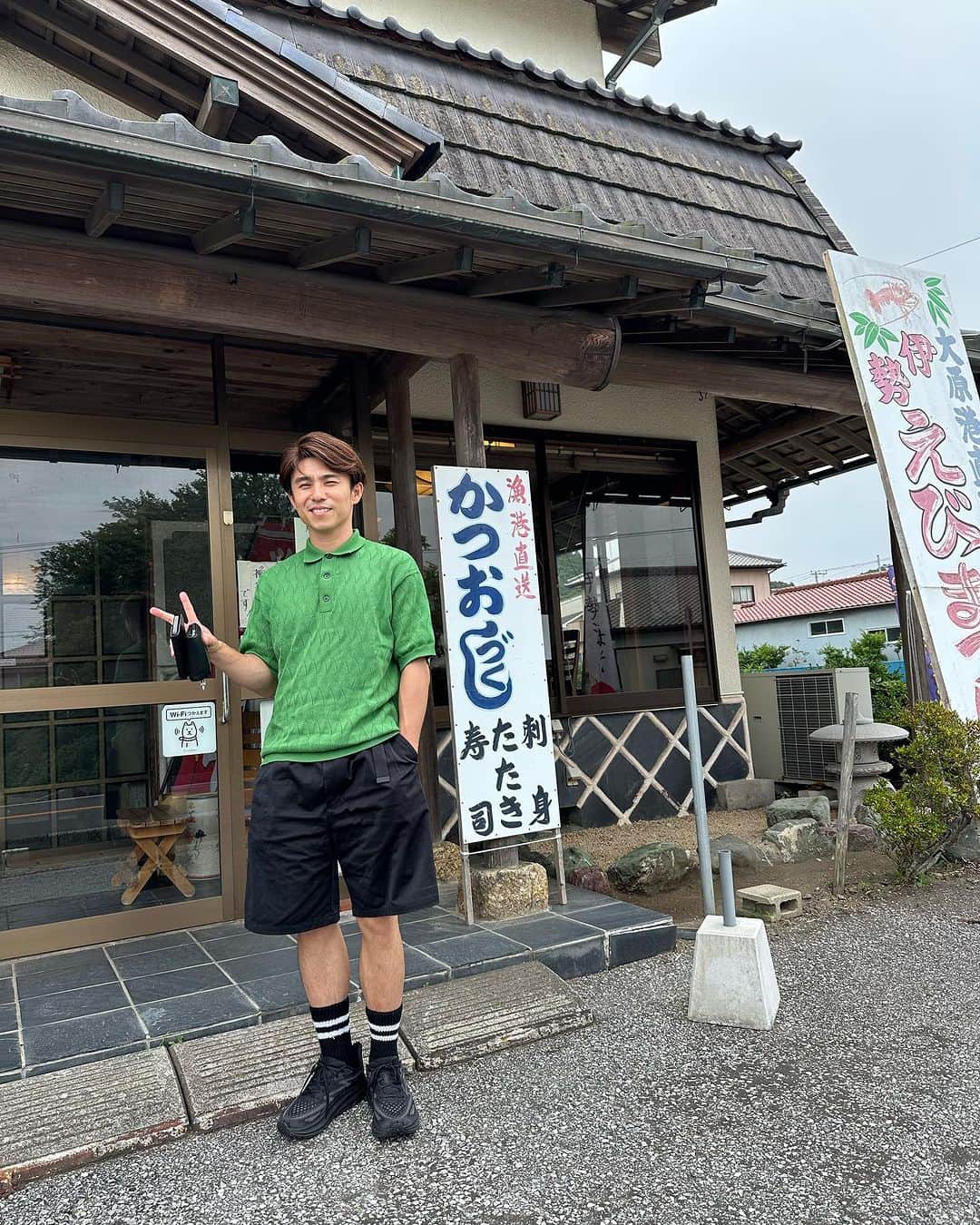 中尾明慶のインスタグラム：「ばらかもんの撮影の合間で犬猿の仲の 田中みな実様と海鮮丼食べてきた。 写真まで撮ってくれました。 俺の目尻のシワを気にしてプレゼントまで… ありがたい。  「ばらかもん」 初回放送は7月12日‼️ よろしくお願いします。」