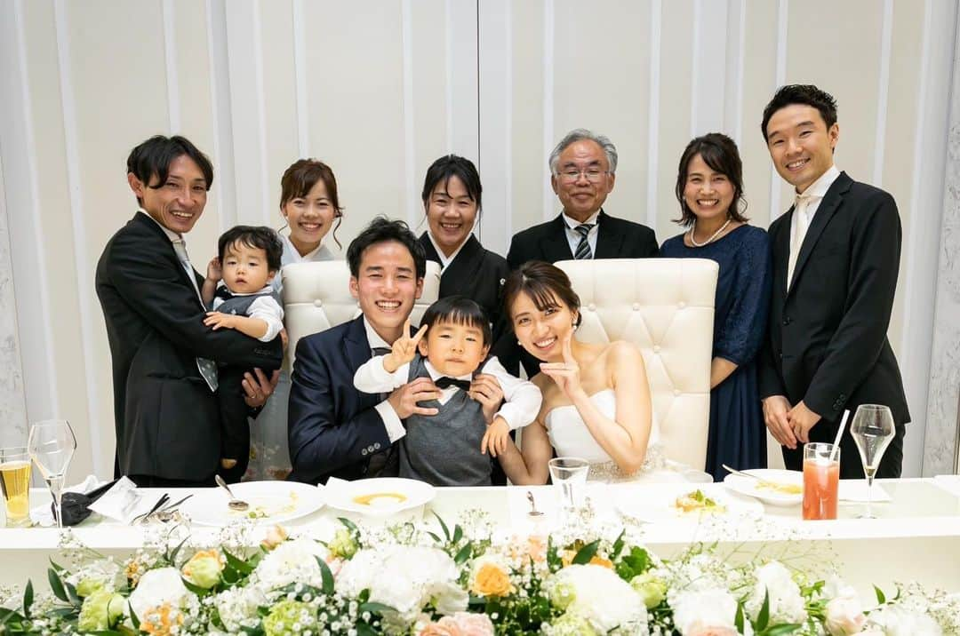 平野 早矢香さんのインスタグラム写真 - (平野 早矢香Instagram)「弟が結婚式を挙げました✨4月に…笑（時差投稿すぎてすみません💦） 杏華ちゃんという素敵な女性と結婚できて、本当に本当に良かったね😄平野家はみんな杏華ちゃんが大好きなので大喜び❤️ 友樹と杏華ちゃんらしいアットホームでとても楽しい結婚式でした💕末永くお幸せに😆❤️ ・ #弟 #平野友樹 #結婚式を挙げました #4月にw #時差投稿すぎる😂 #加藤杏華ちゃんと #結婚しました❤️ #おめでとう㊗️㊗️㊗️ #杏華ちゃん綺麗だったなぁ😍 #甥っ子の #リングボーイ #可愛かったなぁ😍 #娘はまだ小さかったので #お留守番 #ファーストバイト #急に呼ばれて #姉弟バイト #詰め込みすぎでしょー #何してくれんねんの睨み👹笑 #卓球仲間にも会えました🏓 #楽しい結婚式💒 #末永くお幸せに❤️」7月8日 22時10分 - sayakahirano0324