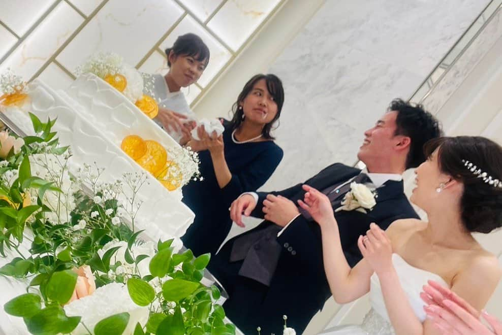 平野 早矢香さんのインスタグラム写真 - (平野 早矢香Instagram)「弟が結婚式を挙げました✨4月に…笑（時差投稿すぎてすみません💦） 杏華ちゃんという素敵な女性と結婚できて、本当に本当に良かったね😄平野家はみんな杏華ちゃんが大好きなので大喜び❤️ 友樹と杏華ちゃんらしいアットホームでとても楽しい結婚式でした💕末永くお幸せに😆❤️ ・ #弟 #平野友樹 #結婚式を挙げました #4月にw #時差投稿すぎる😂 #加藤杏華ちゃんと #結婚しました❤️ #おめでとう㊗️㊗️㊗️ #杏華ちゃん綺麗だったなぁ😍 #甥っ子の #リングボーイ #可愛かったなぁ😍 #娘はまだ小さかったので #お留守番 #ファーストバイト #急に呼ばれて #姉弟バイト #詰め込みすぎでしょー #何してくれんねんの睨み👹笑 #卓球仲間にも会えました🏓 #楽しい結婚式💒 #末永くお幸せに❤️」7月8日 22時10分 - sayakahirano0324