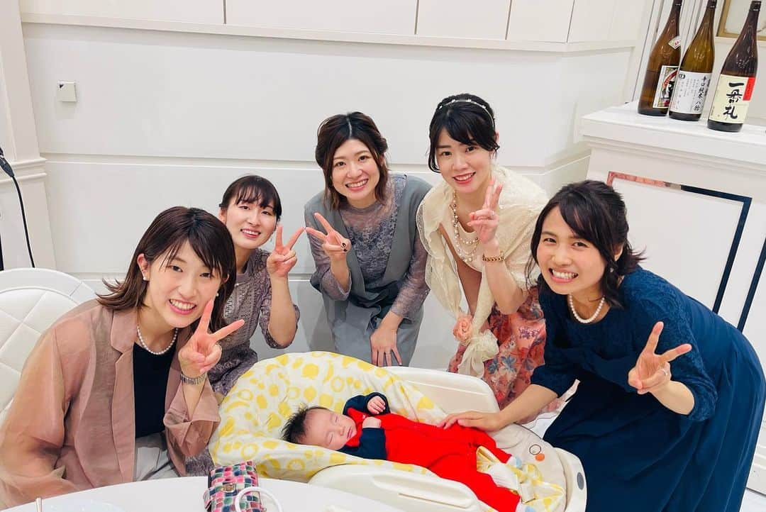 平野 早矢香さんのインスタグラム写真 - (平野 早矢香Instagram)「弟が結婚式を挙げました✨4月に…笑（時差投稿すぎてすみません💦） 杏華ちゃんという素敵な女性と結婚できて、本当に本当に良かったね😄平野家はみんな杏華ちゃんが大好きなので大喜び❤️ 友樹と杏華ちゃんらしいアットホームでとても楽しい結婚式でした💕末永くお幸せに😆❤️ ・ #弟 #平野友樹 #結婚式を挙げました #4月にw #時差投稿すぎる😂 #加藤杏華ちゃんと #結婚しました❤️ #おめでとう㊗️㊗️㊗️ #杏華ちゃん綺麗だったなぁ😍 #甥っ子の #リングボーイ #可愛かったなぁ😍 #娘はまだ小さかったので #お留守番 #ファーストバイト #急に呼ばれて #姉弟バイト #詰め込みすぎでしょー #何してくれんねんの睨み👹笑 #卓球仲間にも会えました🏓 #楽しい結婚式💒 #末永くお幸せに❤️」7月8日 22時10分 - sayakahirano0324