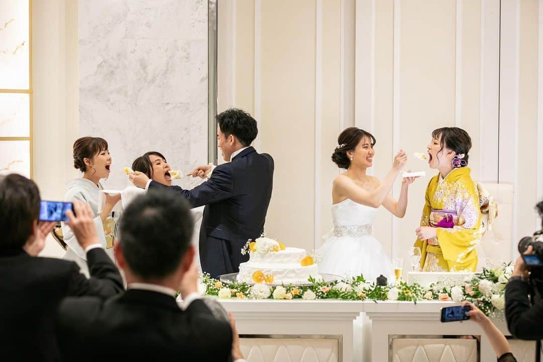 平野 早矢香さんのインスタグラム写真 - (平野 早矢香Instagram)「弟が結婚式を挙げました✨4月に…笑（時差投稿すぎてすみません💦） 杏華ちゃんという素敵な女性と結婚できて、本当に本当に良かったね😄平野家はみんな杏華ちゃんが大好きなので大喜び❤️ 友樹と杏華ちゃんらしいアットホームでとても楽しい結婚式でした💕末永くお幸せに😆❤️ ・ #弟 #平野友樹 #結婚式を挙げました #4月にw #時差投稿すぎる😂 #加藤杏華ちゃんと #結婚しました❤️ #おめでとう㊗️㊗️㊗️ #杏華ちゃん綺麗だったなぁ😍 #甥っ子の #リングボーイ #可愛かったなぁ😍 #娘はまだ小さかったので #お留守番 #ファーストバイト #急に呼ばれて #姉弟バイト #詰め込みすぎでしょー #何してくれんねんの睨み👹笑 #卓球仲間にも会えました🏓 #楽しい結婚式💒 #末永くお幸せに❤️」7月8日 22時10分 - sayakahirano0324