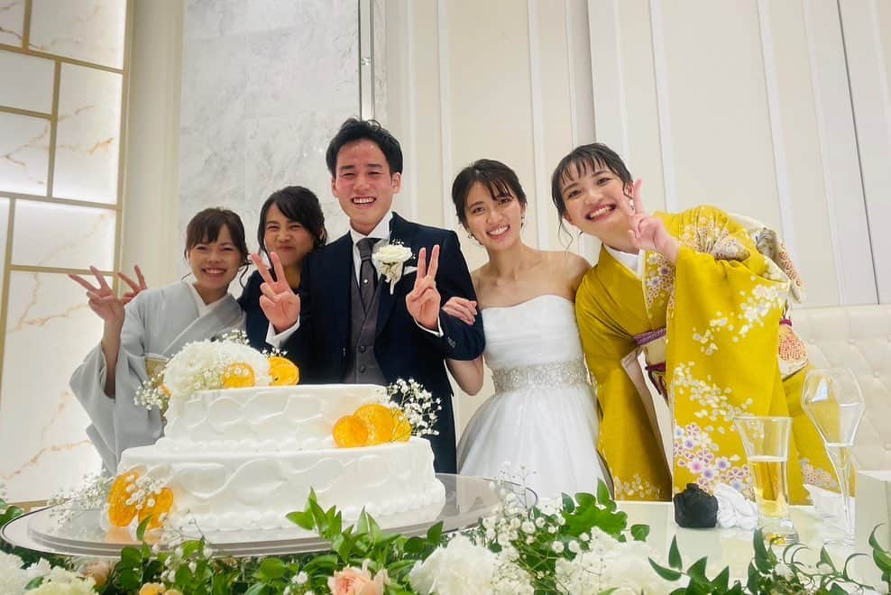 平野 早矢香さんのインスタグラム写真 - (平野 早矢香Instagram)「弟が結婚式を挙げました✨4月に…笑（時差投稿すぎてすみません💦） 杏華ちゃんという素敵な女性と結婚できて、本当に本当に良かったね😄平野家はみんな杏華ちゃんが大好きなので大喜び❤️ 友樹と杏華ちゃんらしいアットホームでとても楽しい結婚式でした💕末永くお幸せに😆❤️ ・ #弟 #平野友樹 #結婚式を挙げました #4月にw #時差投稿すぎる😂 #加藤杏華ちゃんと #結婚しました❤️ #おめでとう㊗️㊗️㊗️ #杏華ちゃん綺麗だったなぁ😍 #甥っ子の #リングボーイ #可愛かったなぁ😍 #娘はまだ小さかったので #お留守番 #ファーストバイト #急に呼ばれて #姉弟バイト #詰め込みすぎでしょー #何してくれんねんの睨み👹笑 #卓球仲間にも会えました🏓 #楽しい結婚式💒 #末永くお幸せに❤️」7月8日 22時10分 - sayakahirano0324