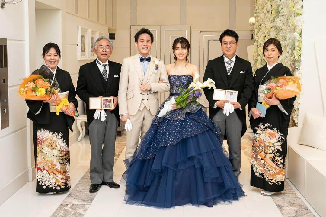 平野 早矢香さんのインスタグラム写真 - (平野 早矢香Instagram)「弟が結婚式を挙げました✨4月に…笑（時差投稿すぎてすみません💦） 杏華ちゃんという素敵な女性と結婚できて、本当に本当に良かったね😄平野家はみんな杏華ちゃんが大好きなので大喜び❤️ 友樹と杏華ちゃんらしいアットホームでとても楽しい結婚式でした💕末永くお幸せに😆❤️ ・ #弟 #平野友樹 #結婚式を挙げました #4月にw #時差投稿すぎる😂 #加藤杏華ちゃんと #結婚しました❤️ #おめでとう㊗️㊗️㊗️ #杏華ちゃん綺麗だったなぁ😍 #甥っ子の #リングボーイ #可愛かったなぁ😍 #娘はまだ小さかったので #お留守番 #ファーストバイト #急に呼ばれて #姉弟バイト #詰め込みすぎでしょー #何してくれんねんの睨み👹笑 #卓球仲間にも会えました🏓 #楽しい結婚式💒 #末永くお幸せに❤️」7月8日 22時10分 - sayakahirano0324