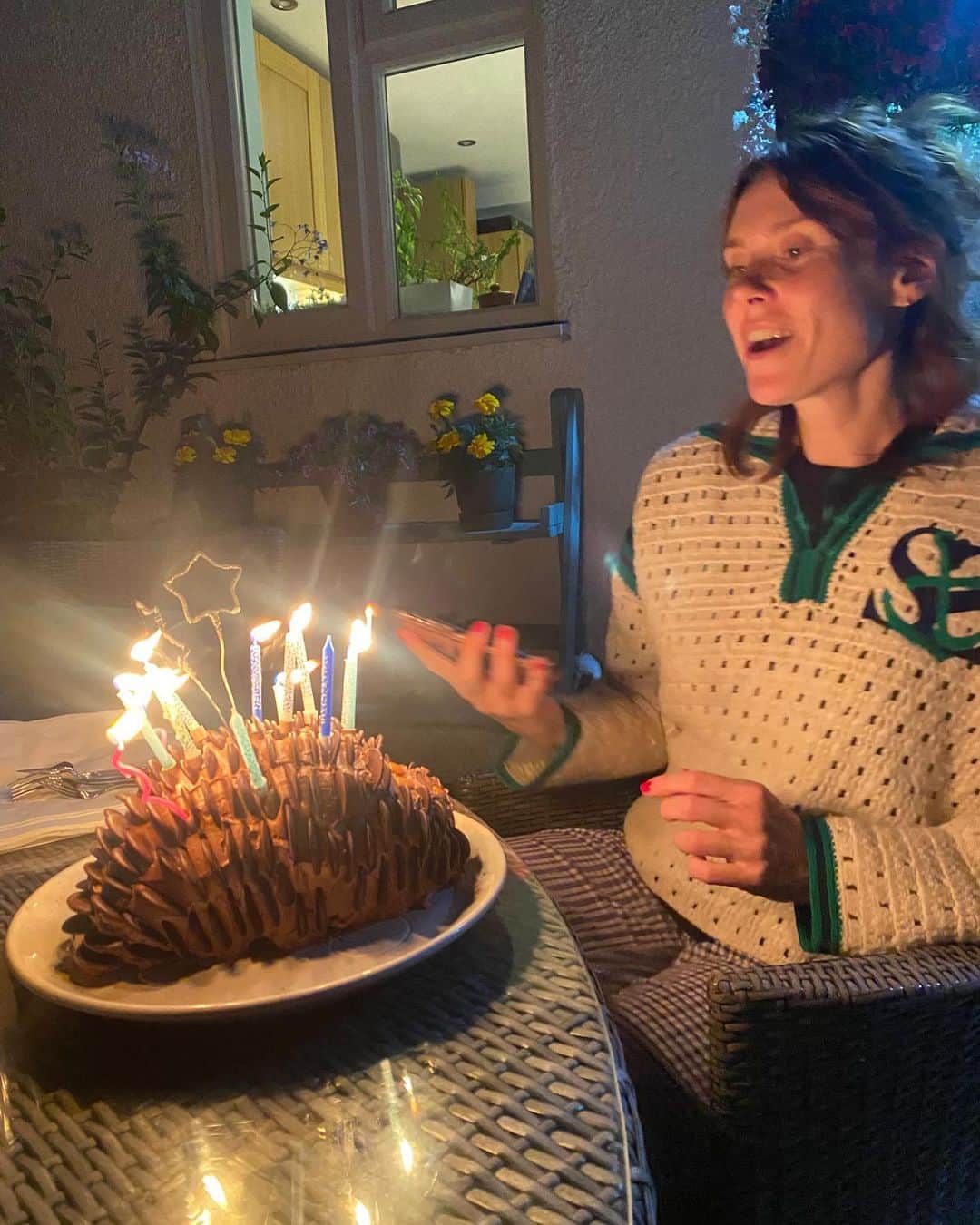 ケイト・ナッシュのインスタグラム：「Thank you for all my birthday wishes, I’ve had a lovely time!! Stella has enjoyed many snacks and Vlad is looking forward to getting back to a regular routine. Grateful for my life 🦀💖🦀」