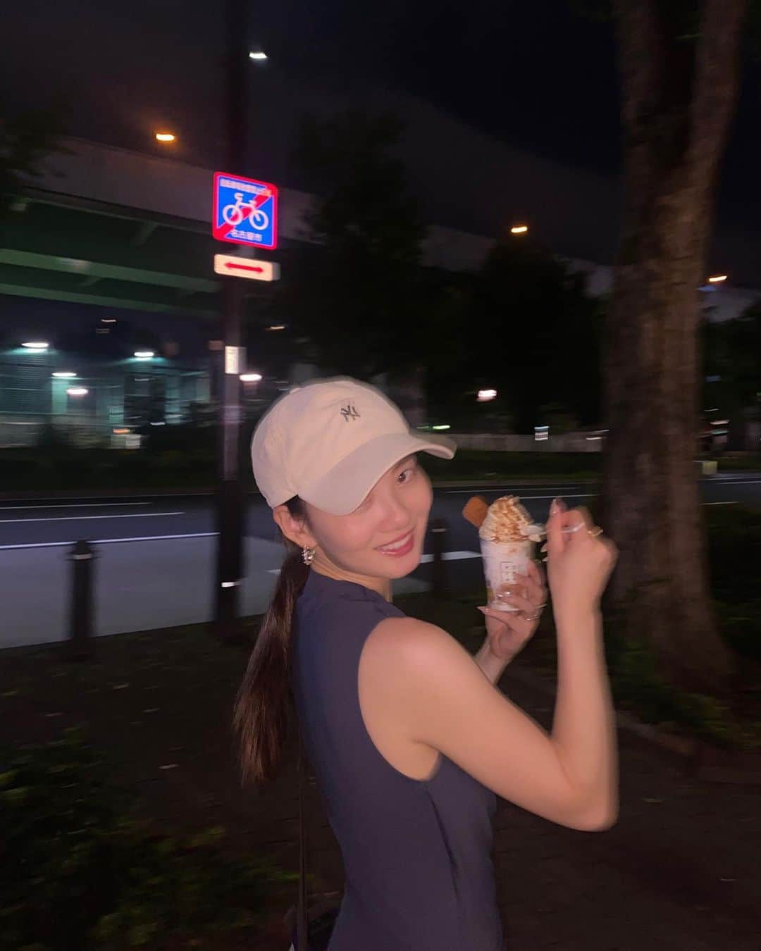 青山舞莉のインスタグラム：「好きすぎて4回目✨🤍🍦  やっとアイスの季節に21時にアイスを食べれた、21時に　  PR @21niice_nagoya_osu #名古屋デート #締めパフェ #大須デート #名古屋グルメ #名古屋スイーツ #夜パフェ #21時にアイス #21時にアイス名古屋大須店」