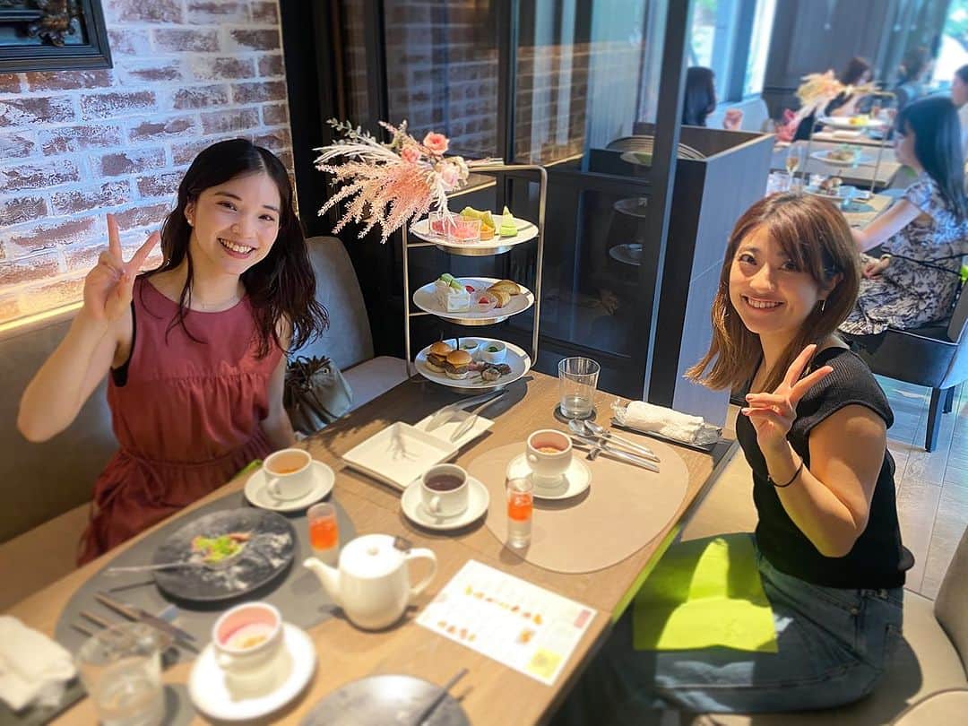 のインスタグラム：「ずっと行きたかったアフタヌーンティーに ゆみと行ってきました💓 メロンと桃のアフヌン🍈🍑幸せだった…  久々にお買い物も出来て(まじ散財) 楽しかったし笑い疲れたな〜😂」
