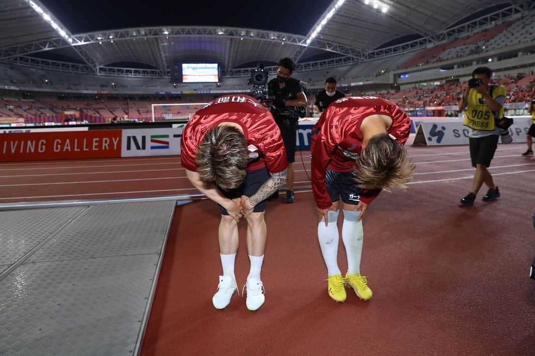 酒井高徳さんのインスタグラム写真 - (酒井高徳Instagram)「アルビレックス新潟戦、アウェイまで応援に駆けつけてくれたサポーターの方々ありがとうございました！  難しい試合でしたが、みんなで取った勝ち点3！ 一つ一つ進んで行こう。  12年ぶり立ったピッチ、どんな形で戻ってきてたとしても自分の成長した姿を見せたいと思わせてくれる場所。  とっても暖かく迎えてくれた新潟サポーター、帰り際に自分の名前をコールしてくれた神戸サポーター。 こんなにも応援してもらえる自分はとても幸せ者だと感謝でいっぱいです。  これからも気持ちを込めた自分らしいプレーをして人々に恩返しして行こうと改めて思えました。  引き続き応援よろしくお願いします‼︎‼︎  #ヴィッセル神戸 #アルビレックス新潟 #酒井高徳 #原点 #感謝 #これからも自分らしく」7月8日 22時20分 - sakai_go1123