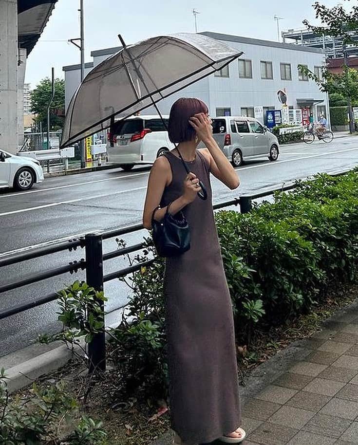 Ungrid staff snapのインスタグラム：「細身のシルエットが綺麗見えするワンピに新しい2色が追加🩵🤎  @anna_yoshimoto_ 164cm @emiri_asano 163cm  #アメスリテレコフィットワンピース ¥8,800(tax in) ターコイズ/ブラウン  アイラインシルエットが女性らしさを演出しながらも、テレコ素材とアメスリデザインがカジュアルなワンピ👗 海や街でも涼しげに着られるラフな一枚です。  ーーーーーーーーーーーーーーーーーーーーーーーーーーーー ☑︎商品詳細は製品タグ or TOPページURLよりチェック   » @Ungrid_staffsnap  #Ungrid #ungrid_official #ungridコーデ #アングリッド #カジュアル #カジュアルコーデ #カジュアルスタイル #シンプル #シンプルコーデ #シンプルスタイル #夏コーデ #夏スタイル #ワンピース #ワンピ #シティライク」