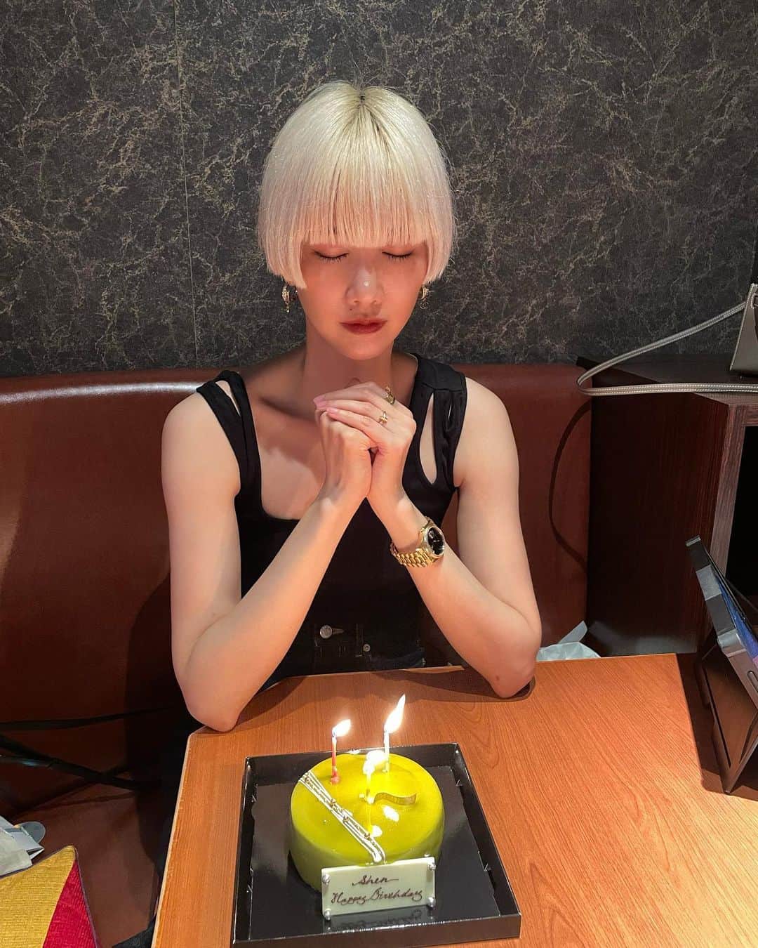 シェンのインスタグラム：「0️⃣7️⃣0️⃣8️⃣🎂🥰🫶✨」