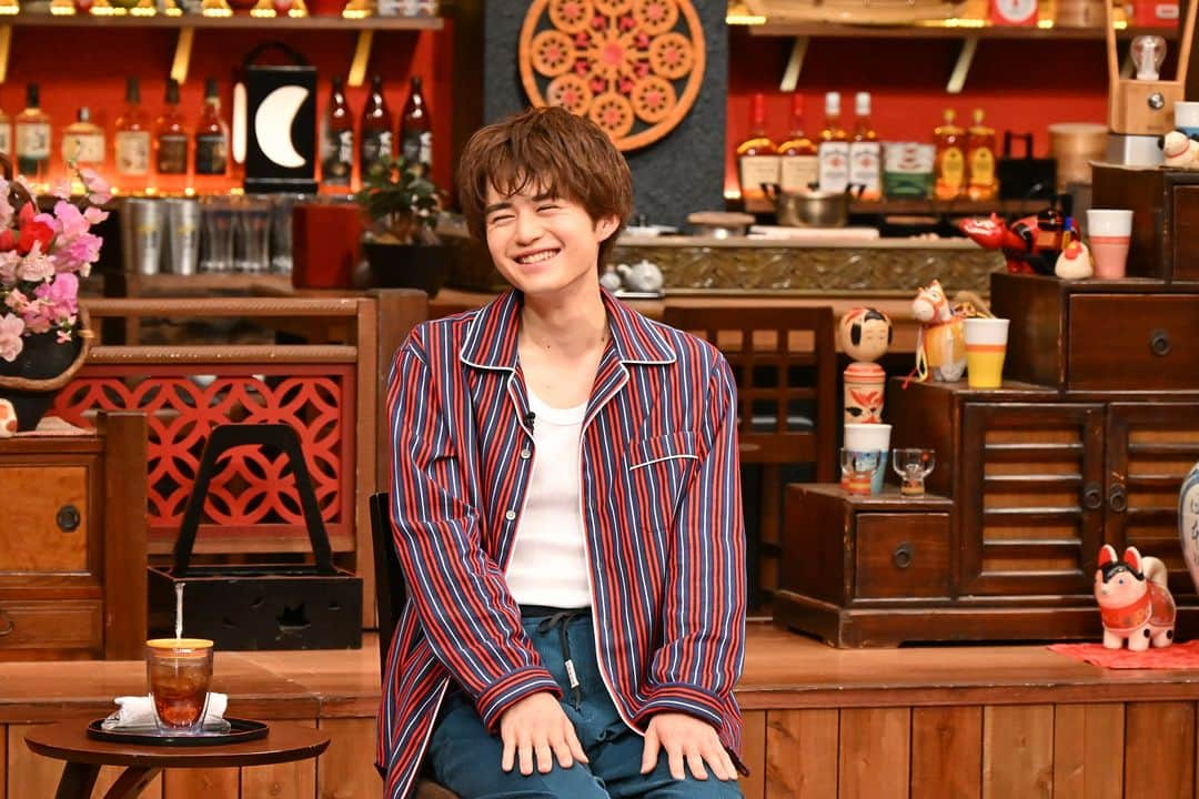 TBS「人生最高レストラン」さんのインスタグラム写真 - (TBS「人生最高レストラン」Instagram)「加藤浩次さんが鈴鹿央士さんの食と人生をネホリハホリ🔥 週5で食べた🍜故郷の最愛💗ごまそば😋 自分へのご褒美🥩極上あぶり焼き肉😋 心が最高に満たされる🐟魚料理😋 広瀬すずさんと目が合って…デビュー㊙話とは⁉️ 今夜11時30分放送☪️ TBS「人生最高レストラン」🍽 お見逃しなく‼️‼️‼️  #tbs #人生最高レストラン #人生 #人生最高 #レストラン #サントリー #鈴鹿央士 #火曜ドラマ #エイティーンフォーティー #福原遥 #深田恭子 #ドラマ #映画 #広瀬すず #岡山 #東京 #恋愛 #メンズノンノ #カフェ #コーヒー #焼肉 #加藤浩次 #島崎和歌子 #宇賀神メグ #朝日奈央 #グルメ #飯テロ #食テロ #料理 #レシピ」7月8日 22時30分 - jsr_2017official