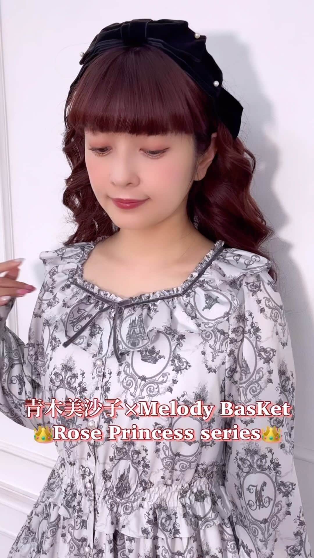 のインスタグラム：「👑Rose Princess series👑  青木美沙子×Melody BasKet 👑Rose Princess series👑  ご好評を頂いたいばら姫モチーフのオリジナルプリントが、新色・新サイズを加え再受注決定‼️ 大好評受注受付中🎀  受注受付期間：7/7(金)12:00～7/30(日)23:59 お届け予定：11/上旬～中旬  https://fraisier-on-line.store/products/reservation-5020353  @melodybasket0000」