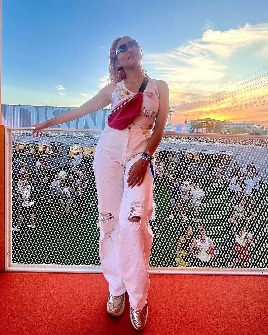 Tigarah e Lauraのインスタグラム：「Having so much good time in Madrid at @madcoolfestival with my favorite @polaroideyewear ! 😎🇪🇸❤️💚💛  #EnjoyAWorldOfColors #TurnTheColorsOn #Ad #MadCool2023」