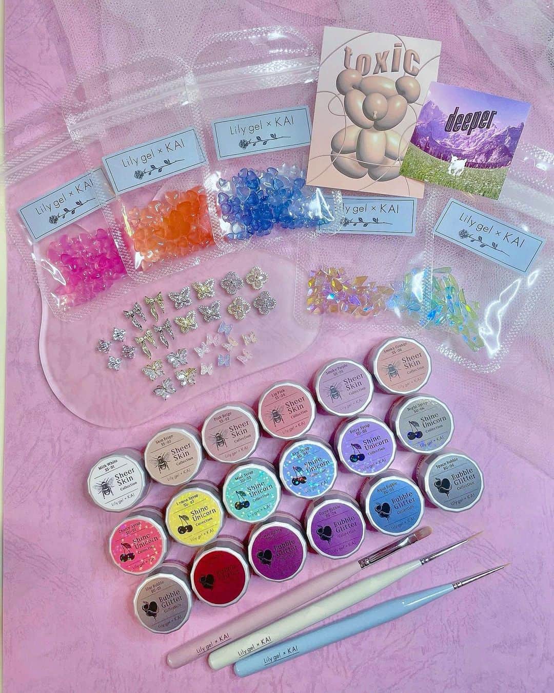 KAI32のインスタグラム：「. ASIA NAIL FESTIVAL 2023  🫧KAI Summer Limited box🪸  @lilygel.nail  Lily gelブースで僕のプロデュースアイテムの フルコンボセットが登場です！ 揃うと圧巻…のboxです✨  今回も「素敵な特典」がございますので ぜひ最後までお読みください😏⬇️  💭内容 ・カラージェル シアースキンコレクション シャインユニコーンコレクション バブルグリッターコレクション　全18色 ・ロングオーバルブラシ ・フレンチライナー ・アートライナー ・クリスタルバタフライ gold.silver ・フェアリーバタフライ ・ティアリークリスタル blue.purple ・イベント限定パーツ ランダム5種 アイテム合計31点  サロン価格税込¥36,179 35%OFF💥 →¥23,000  ✨数量限定✨ 2日間✴︎40セット  さらに、今回のANFの為に僕がデザインした オリジナルステッカーの2種🆕 & チェキ写真をランダムで1枚 プレゼントとなります😂📷  皆様、ぜひGETしてねー❤︎✨  ※チェキは中身は選べません。ご購入の方へレジでランダムでお渡しします。」