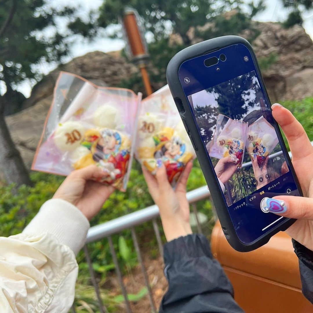 三谷紬さんのインスタグラム写真 - (三谷紬Instagram)「🐭🏰❤️ 少し前仲良しの友人と行ったディズニー！ 40周年記念の食べ物や商品がたくさんあって 選びきれない…😮‍💨 こちらは#うきわまん 🛟♡ 実は今月また行く予定があり。 その日を楽しみに日々生きています笑 * #disneysea#disneyland#disney#ディズニー#tokyodisneyland#tokyodisneysea#東京ディズニーシー#40周年#40th#anniversary#記念#友達#爪#可愛い#私の#友人#らしい#デザイン#笑#テレビ朝日#アナウンサー#三谷紬」7月8日 22時51分 - mitani_tsumugi