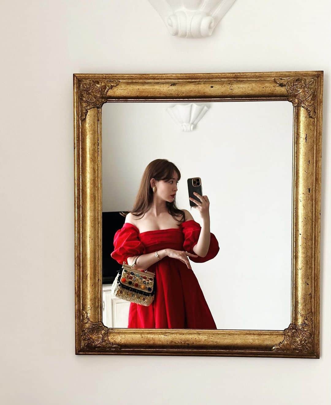 小嶋陽菜さんのインスタグラム写真 - (小嶋陽菜Instagram)「amore🪭  赤いドレスって最近着ていなかったけど大好きなカラー。大きめシルエットでミニ丈なのもお気に入り✨bagはもうずっっと前に買ったもので、また何周もして連れてきた❤️」7月8日 22時50分 - nyanchan22