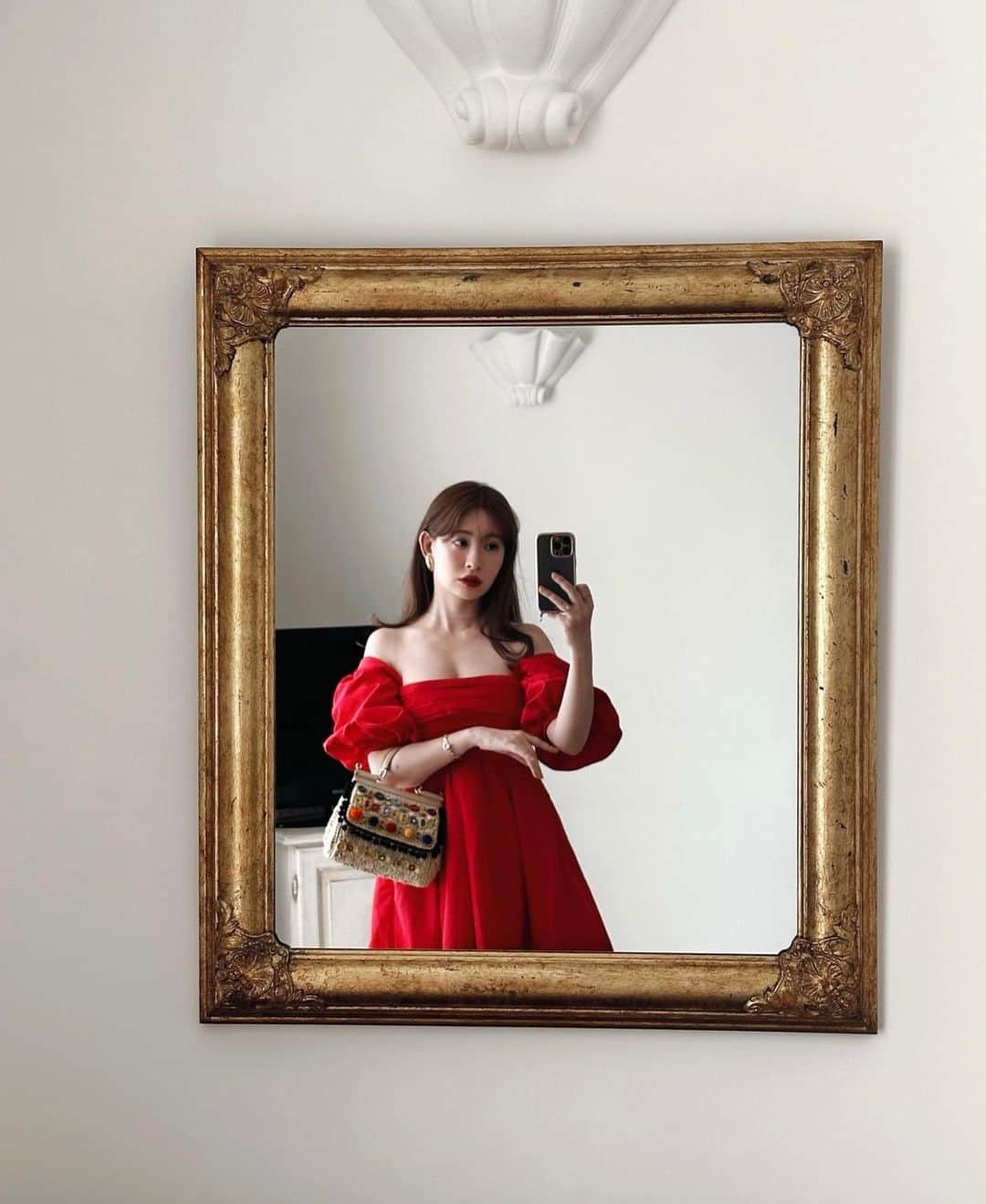 小嶋陽菜のインスタグラム：「amore🪭  赤いドレスって最近着ていなかったけど大好きなカラー。大きめシルエットでミニ丈なのもお気に入り✨bagはもうずっっと前に買ったもので、また何周もして連れてきた❤️」