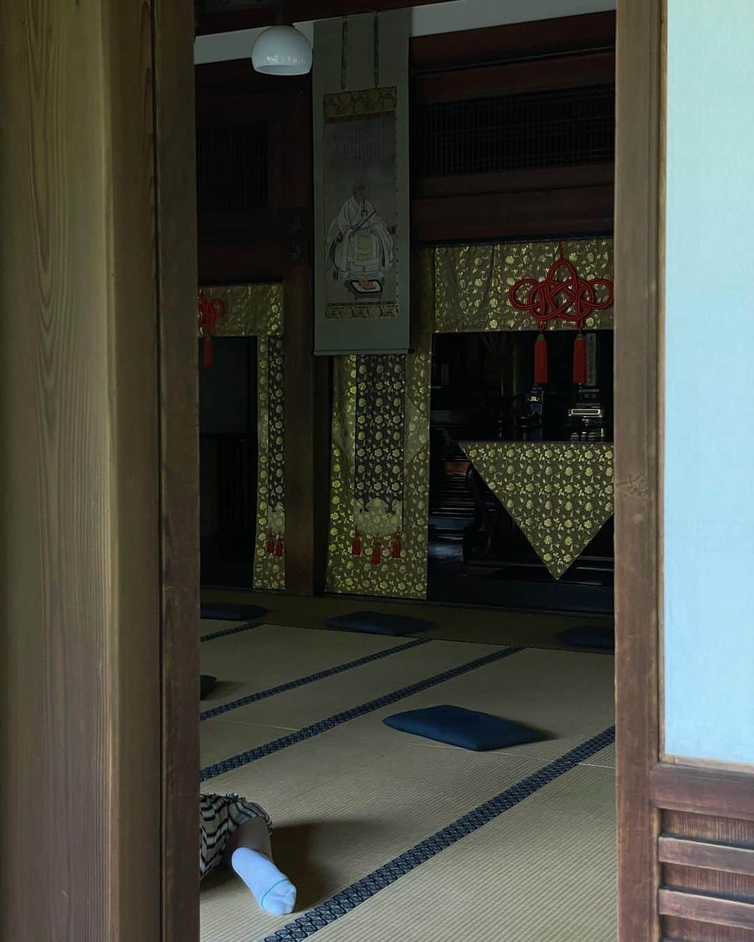 アオイヤマダさんのインスタグラム写真 - (アオイヤマダInstagram)「京都　Kyoto. 寺　Temple 坐禅　Zazen 対話　Discussion 芸術　Art 食　Food 湯　Sento 茶の湯　Tea ceremony  情報過多により、 答え合わせの様になってしまう旅も、 人との出会いと対話によって 京都が立体的に見えた。 静の中に動が見えた。」7月8日 22時45分 - aoiyamada0624
