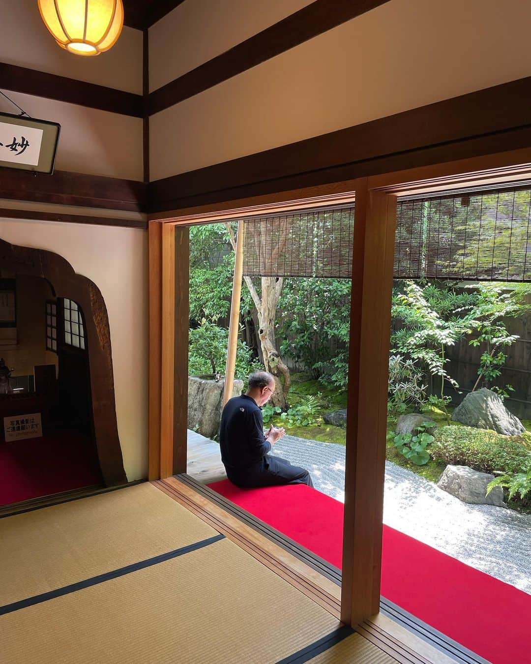 アオイヤマダのインスタグラム：「京都　Kyoto. 寺　Temple 坐禅　Zazen 対話　Discussion 芸術　Art 食　Food 湯　Sento 茶の湯　Tea ceremony  情報過多により、 答え合わせの様になってしまう旅も、 人との出会いと対話によって 京都が立体的に見えた。 静の中に動が見えた。」