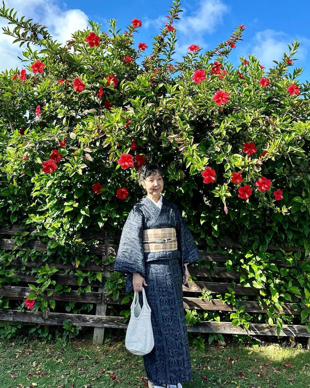 のインスタグラム：「ブーゲンビリア 宮古島2日目 宮古上布を語るとき、欠かせないお二人をお訪ねして。 保持団体理事として技術を指導する下地達雄さん、 垂涎の上布の織り手である新里玲子さん。 私の上布は下地さんが昭和40年に作ったものだと判明✴︎ #kimono #宮古上布 #下地達雄 #芭蕉布の帯 #大城あや #芭蕉布工房うるく  #奈良組 #狛桙 #道明 #リネンヤーンバッグ #yunahica」