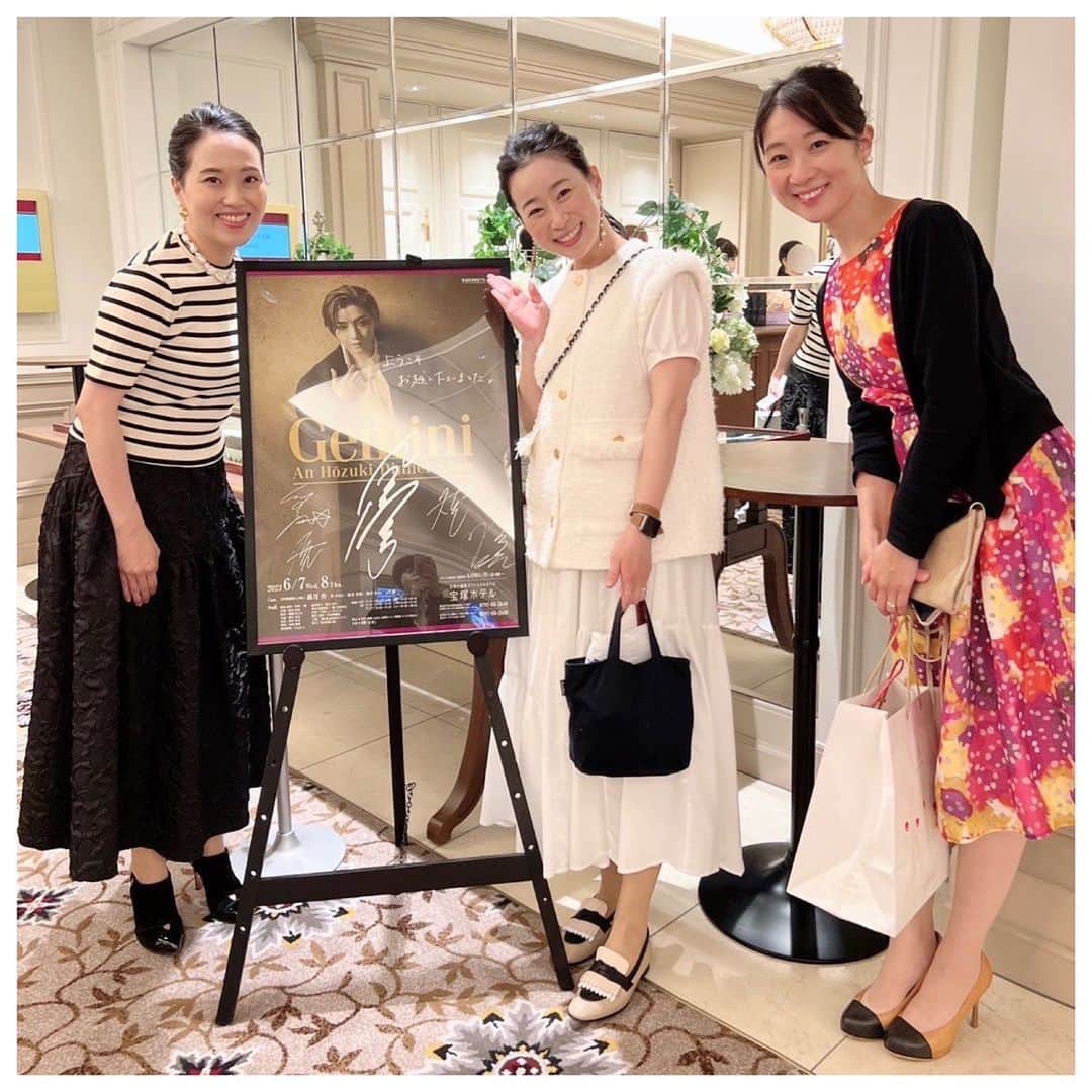 真愛涼歌さんのインスタグラム写真 - (真愛涼歌Instagram)「* 好き。ただただ大好き❤️ #鳳月杏 様のランチショーを観劇させて頂きました❤️ ☝️先月の話し🙋‍♀️笑 もぅ。もぅさ。なんてコトでしょう。 時が経ってるのに思い出すと興奮してきちゃう🤩🤩  カッコ良さが爆発しておりましたね🙈🫣❤️🩷 客席からの登場のカッコ良さに度肝を抜かれ… 近くを通るちな様に涙し… 不意打ちのちな様に椅子から落ちそうになり。。。 幸せだった。只々幸せで、夢の時間。 今思い出してもニヤける🫣🧡 ありがとう🧡感謝です❤️ 鳳月杏という存在に感謝💛🧡🩷 全身から溢れ出すちなの魅力に魅了され💓 幸せ過ぎる贅沢な時間だったぁーーー。 戻りたい…あの瞬間に😭❤️ もぅ集合してちなは次へと前に進んでるんだね… 私は今でも聴いてます。アンコールの曲を🩷 アンコールの曲付けます💛 ちなが歌ってくれたこの部分の歌詞がたまらなく 私は大好き‼️  #鳳月杏万歳🙌  大好きな2人と大好きな人を見れる時間も幸せで贅沢〜😘💕」7月8日 22時51分 - maimaaimaaai.k