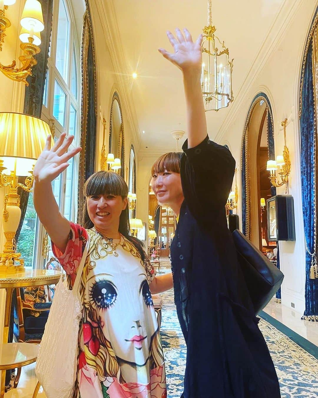 大森美希のインスタグラム：「Had a wonderful time with @erikothevalentine my old friend from the Studio Berçot @studiobercotyears period.   We met up in Tokyo last December, but it's been a while since we haven't met together in Paris!  ステュディオ・ベルソー時代の友人 @erikothevalentine とパリでは久しぶりの再会(東京ではなんだかんだで会ってるけど)。母校ベルソー @studiobercotyears が閉校することを話したらめちゃくちゃ驚いてたィエリツィン。昔の懐かしい話からゴシップ、ふたりの今後の目標まで、いろいろお話し出来て楽しかった。  Thank you @keikosuyama_paris for the picture!   #studioberçot #paris #friends #fashion #fashionschool #mode   #ステュディオベルソー #旧友 #パリ #パリ散歩 #パリの日常 #パリところどころ #ファッション #ファッション専門学校 #モード」