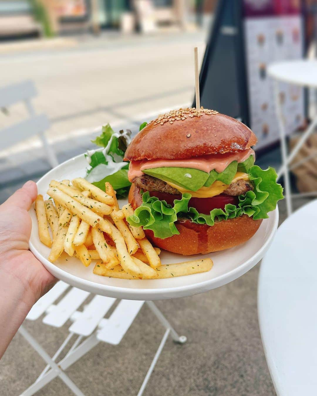 大森万梨乃のインスタグラム：「ㅤㅤㅤㅤㅤㅤㅤㅤㅤ ㅤㅤㅤ 舘山寺の新グルメ  @plant_burger_house 🍔 ㅤㅤㅤ今にもよだれが出そうな見た目、、、 ㅤㅤㅤ 浜松産の食材にこだわった 食べ応え抜群のハンバーガーで、 ㅤㅤㅤ個人的にはパンのカリッカリ具合も最高です✌️✌️ ㅤㅤㅤㅤㅤㅤ 元フットサル選手のオーナーが 浜松に恩返しがしたいと始めたお店、 熱い思いもたくさん聞かせて頂きました😌 ㅤㅤㅤ #旅乃音 #舘山寺ランチ #舘山寺グルメ #舘山寺カフェ #ハンバーガー #舘山寺 #気づけば毎週ハンバーガー食べてる #気がする」