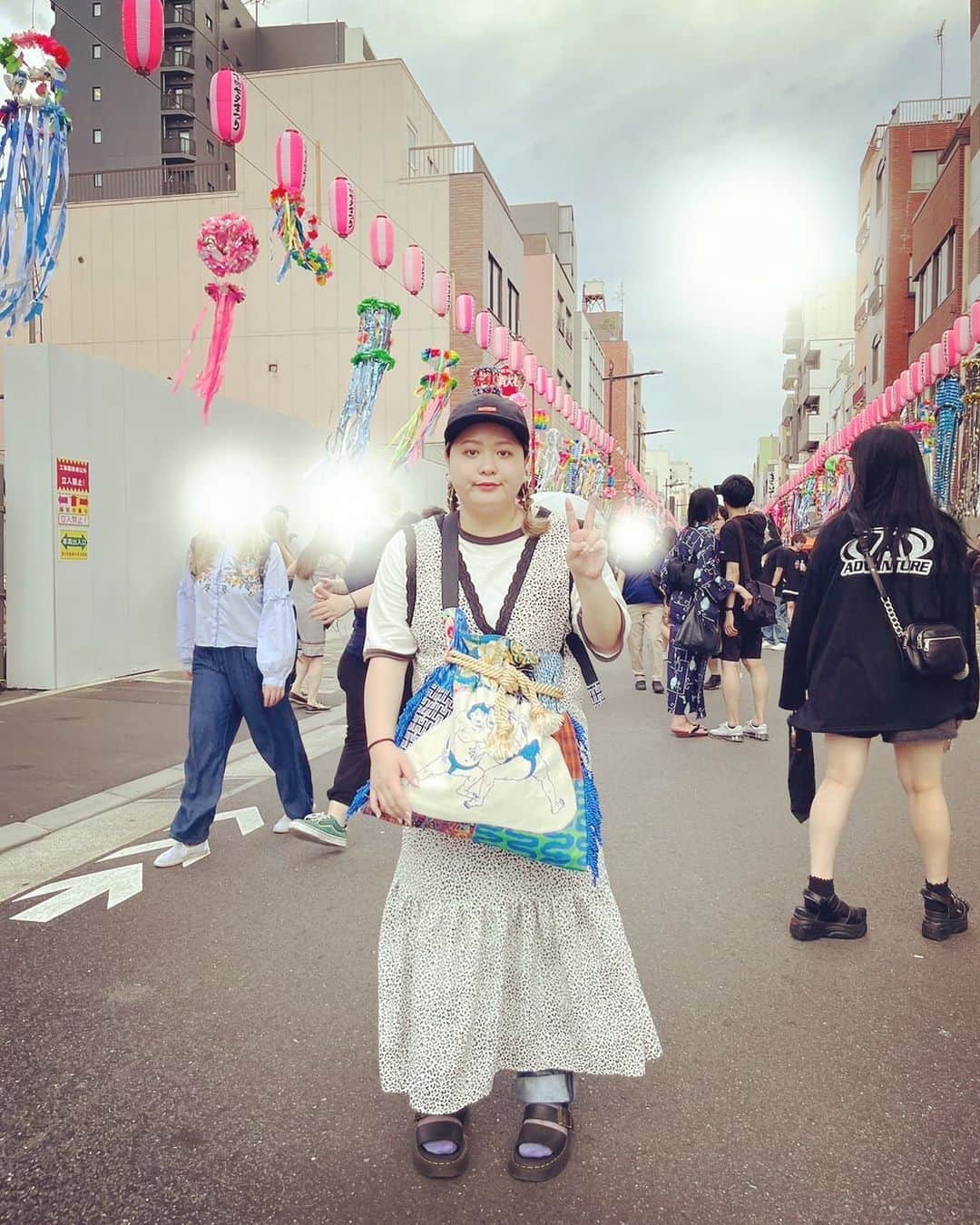 のインスタグラム：「モザイクの掛け方雑だし ちょっとだけ内股だねコーデ。 . . #浅草 #ちょっといくらなんでも #鞄可愛すぎる #murakado #drmartens  #UNIQLO #universaloverall  #apresjourmignon」