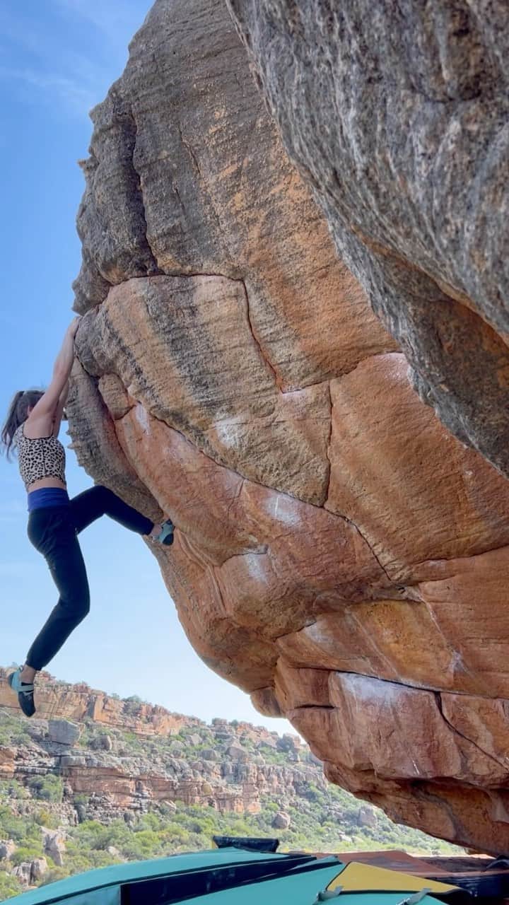 ペイジー・クラッセンのインスタグラム：「Seeking the best no-spotter-needed, non-roof boulders in Rocklands.  ✅ Paula Abdul, V10  @lasportivana @physivantage @maximropes」