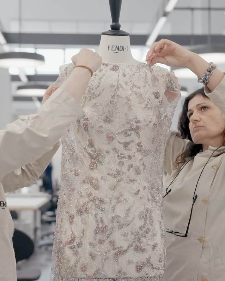Fendiのインスタグラム：「Kim Jones’ vision for #FendiCouture Autumn/Winter 2023 comes to life in the hands of Fendi atelier craftspeople—keepers of decades of traditions and savoir-faire.  Artistic Director of Couture and Womenswear: @mrkimjones  Artistic Director of Accessories and Menswear: @silviaventurinifendi  Artistic Director of Jewellery: @delfinadelettrez    Film: @walterfilms Music: @simonmparris」