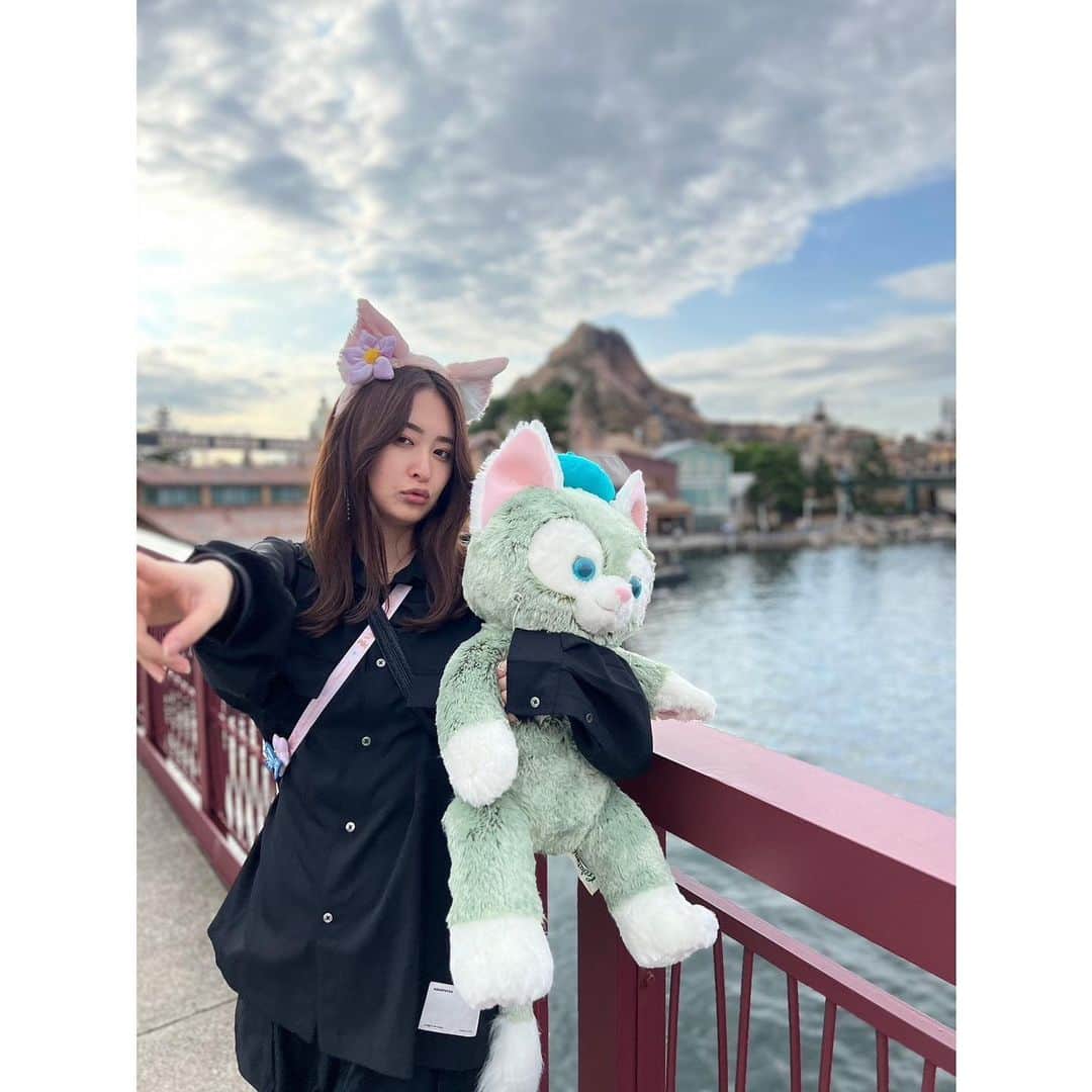 柳美稀のインスタグラム：「最近インスタまた更新してなかった… 本当にあげる写真がなくてさ… まぁ。こんな言葉は、言い訳です。 よかったら… 暑くなる前に駆け込みで行ったディズニーの写真で一旦お許しください🥺」