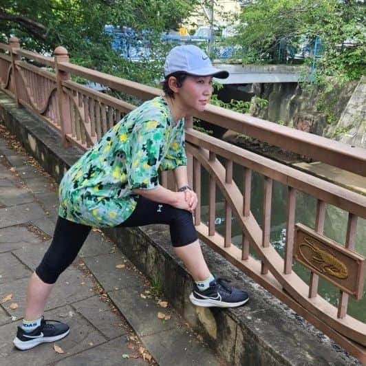 水野友貴のインスタグラム：「海老川まで足を伸ばし、ストレッチ☺️ 最近マラソン投稿ないなぁ、、、と思われている方が多いと思いますが、案の定、オーバーユースで故障してました😅 とはいえ、議会中でそもそも全く練習する時間がないということもありますので、この時期でむしろ良かったと思うようにしています。 これまで全くスポーツをしていない私。そりゃいきなり走りはじめたらそうですよね➰  周りのサポートがあり、ストレッチやインナーマッスルを鍛える期間としており、一緒に皆さんにやっていただいております❗ 1キロ歩いて1キロゆっくり走る、からリカバリーしています。  #ランニング #running #run #ランニング初心者 #ストレッチ #船橋 #海老川ジョギングロード  #ランニング初心者 #ランニング初心者と繋がりたい   【#ランニングウェア 】 ●キャップ→@nike #nike  ●Tシャツ→@stellamccartney #ステラマッカートニー @stellaforadidas  ●シューズ→nike」