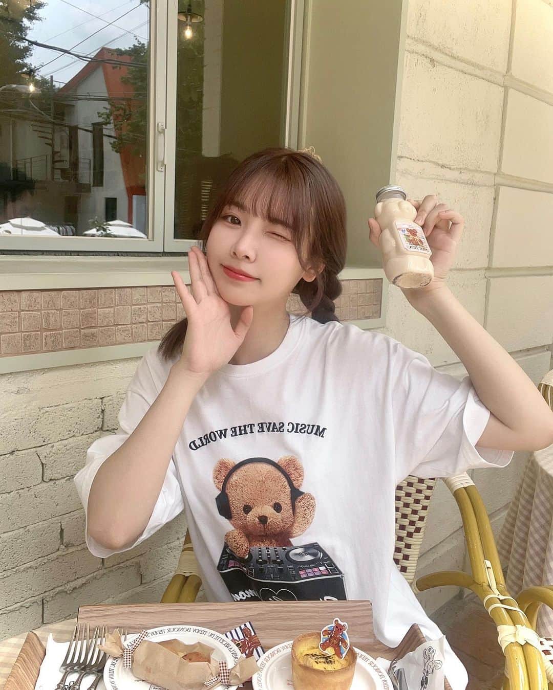 Liyuu（リーユウ）のインスタグラム：「この前韓国のイベント、空き時間に  熊ちゃんカフェ行きました🧸✌🏻」