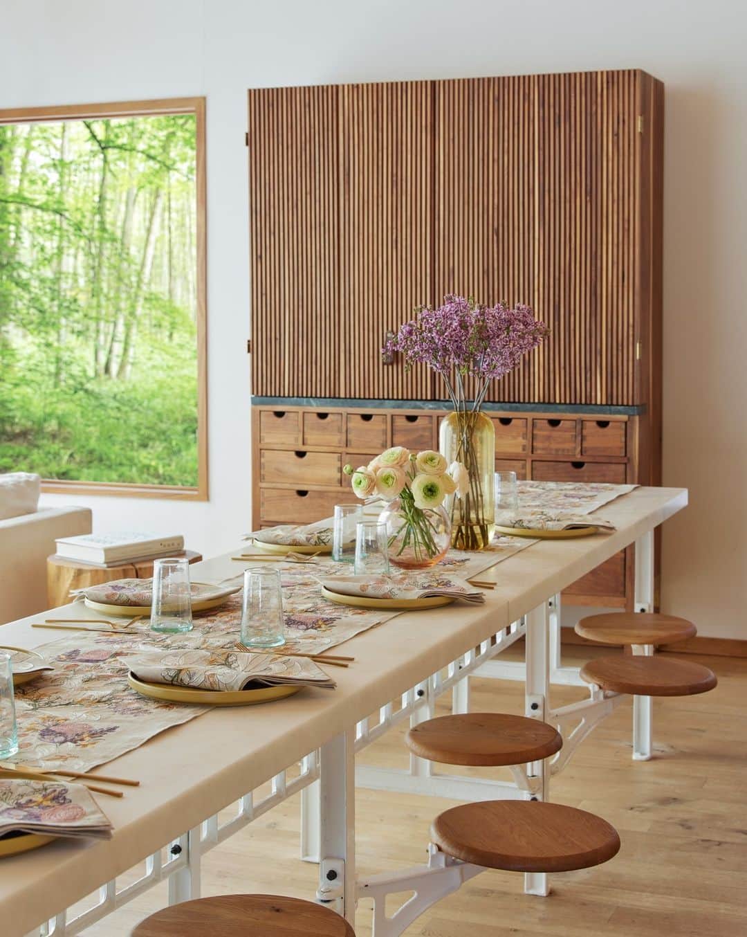 コーラル アンド タスクのインスタグラム：「We've got everything you need to set a memorable table this summer! Dinner Napkins ✅ Cocktail Napkins ✅ Table Runners ✅ Charm ✅ #tablelinens #coralandtusk #setthetable #summertable」