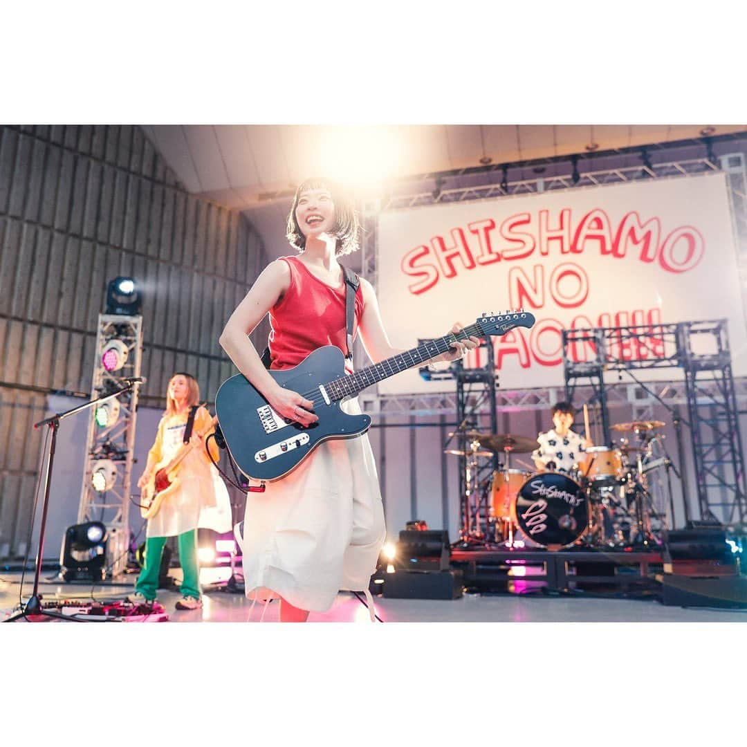 SHISHAMOさんのインスタグラム写真 - (SHISHAMOInstagram)「☀️SHISHAMO NO YAON!!! 2023 EAST☀️  2023年7月8日(土) 「SHISHAMO NO YAON!!! 2023 EAST」 @日比谷野外大音楽堂  毎年恒例のSHISHAMO NO YAON!!! 久しぶりのセンターステージでの演奏や、 新曲「夏恋注意報」の初披露、いかがでしたか🍃？  先程公開したセトリのプレイリストも是非チェックしてください🤳🎊  お越しくださった皆様、 ありがとうございました🐟!!!  #shishamo」7月8日 22時52分 - shishamo_official