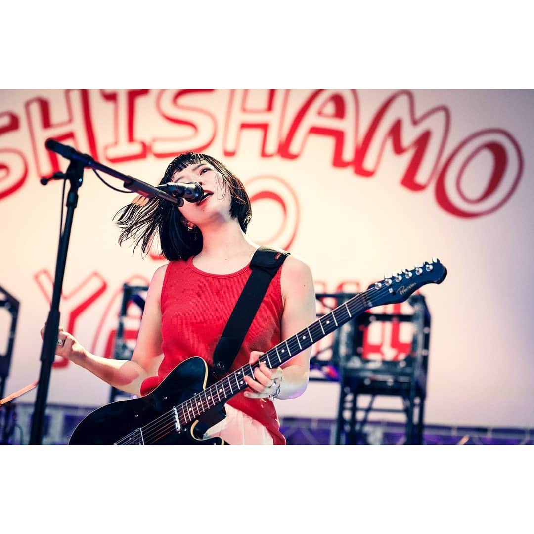 SHISHAMOさんのインスタグラム写真 - (SHISHAMOInstagram)「☀️SHISHAMO NO YAON!!! 2023 EAST☀️  2023年7月8日(土) 「SHISHAMO NO YAON!!! 2023 EAST」 @日比谷野外大音楽堂  毎年恒例のSHISHAMO NO YAON!!! 久しぶりのセンターステージでの演奏や、 新曲「夏恋注意報」の初披露、いかがでしたか🍃？  先程公開したセトリのプレイリストも是非チェックしてください🤳🎊  お越しくださった皆様、 ありがとうございました🐟!!!  #shishamo」7月8日 22時52分 - shishamo_official