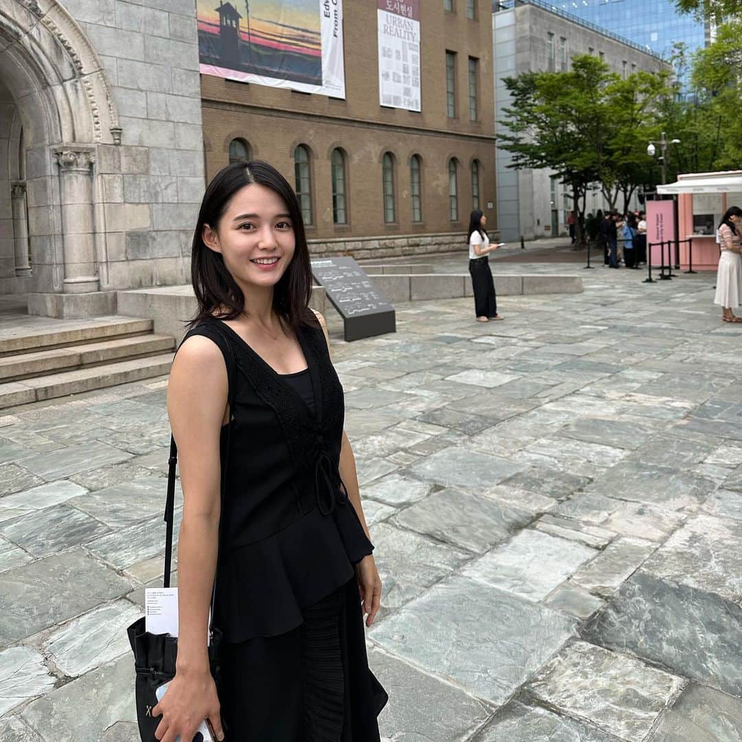 ナム・ボラのインスタグラム：「#에드워드호퍼 전시전 #서울시립미술관 옆 학교에 나왔지만, 미술관 방문은 처음이네요🙂  보고 있으면 마음이 편안해지고 멈춰있는데 마치 움직이는 듯 생동감있는  그림이 마냥 신기했던 시간🌱」