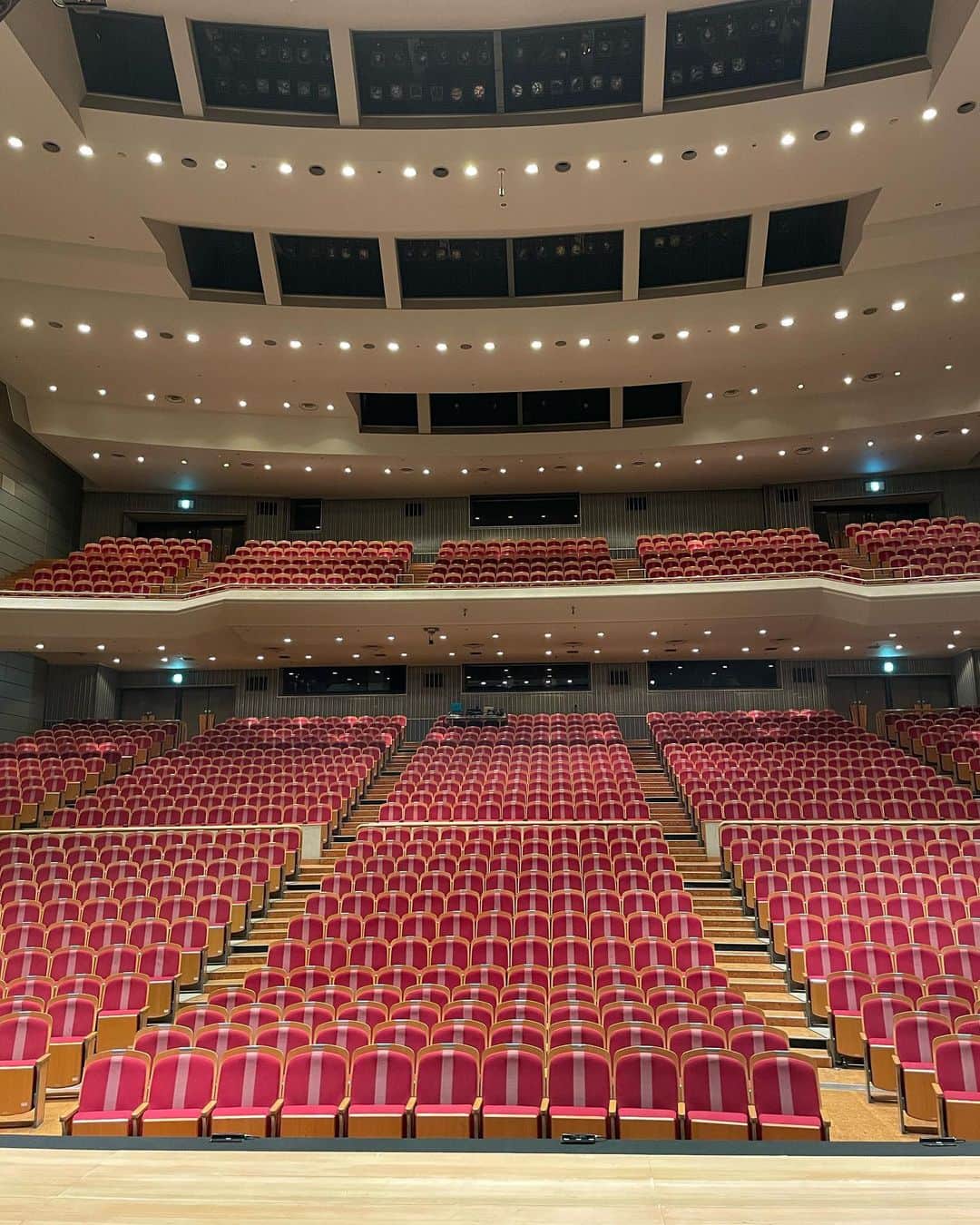 角田晃広のインスタグラム：「広島公演、終了しました！ 楽しくやらせていただきました。ありがとうございました！ で、美味かったー。  次は石川公演。よろしくお願いします。  #東京03 #寄り添って割食って」