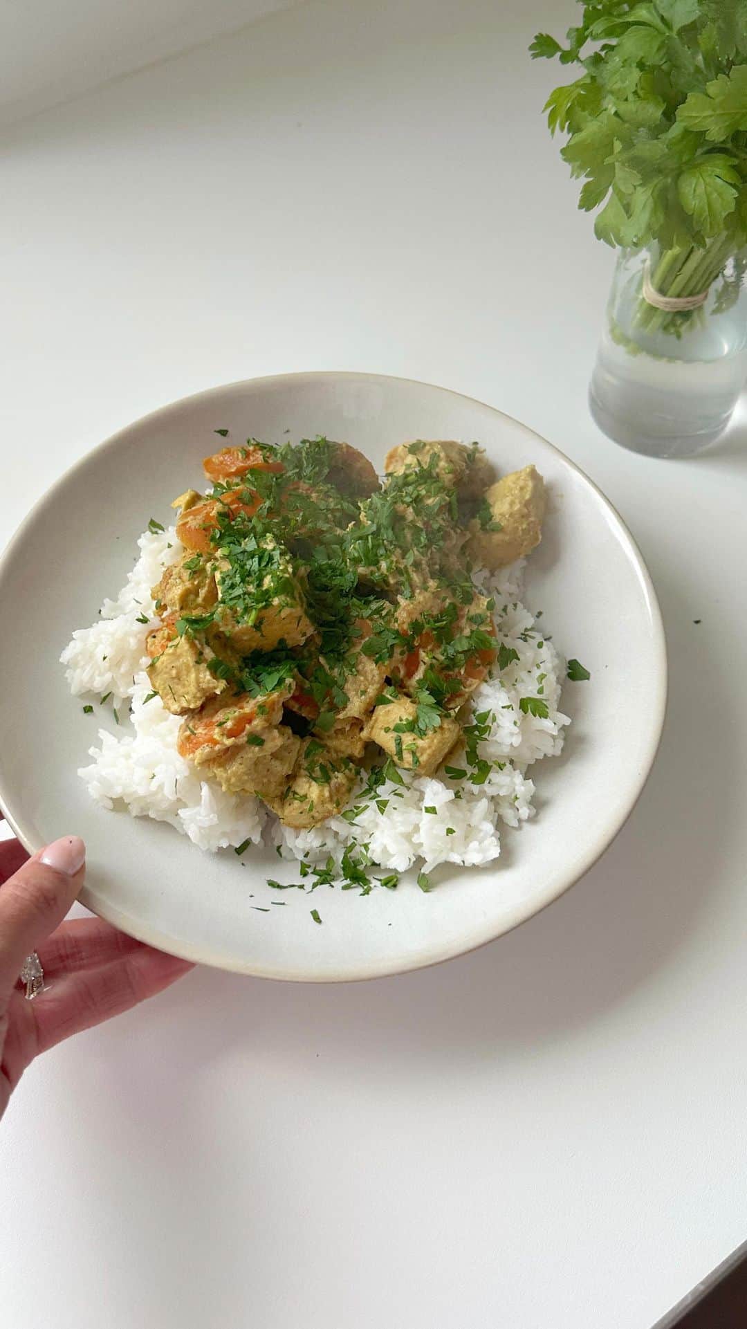 サンヌ・ヴロートのインスタグラム：「The one thing I look forward to about coming home from a trip is to be cooking my own meals again! I had absolutely no inspiration when I got to the store so I decided to make my Mango Tofu Curry that just went live on the @soulsyncbody app   It’s easy to make, delicious and brought me right back into a tropical feel! Did you know our app is now available on android and IOS?   It gets weekly updates with new healthy recipes that you can easily make it at home ! Don’t forget to tag my in any recreations 🥰🥰」