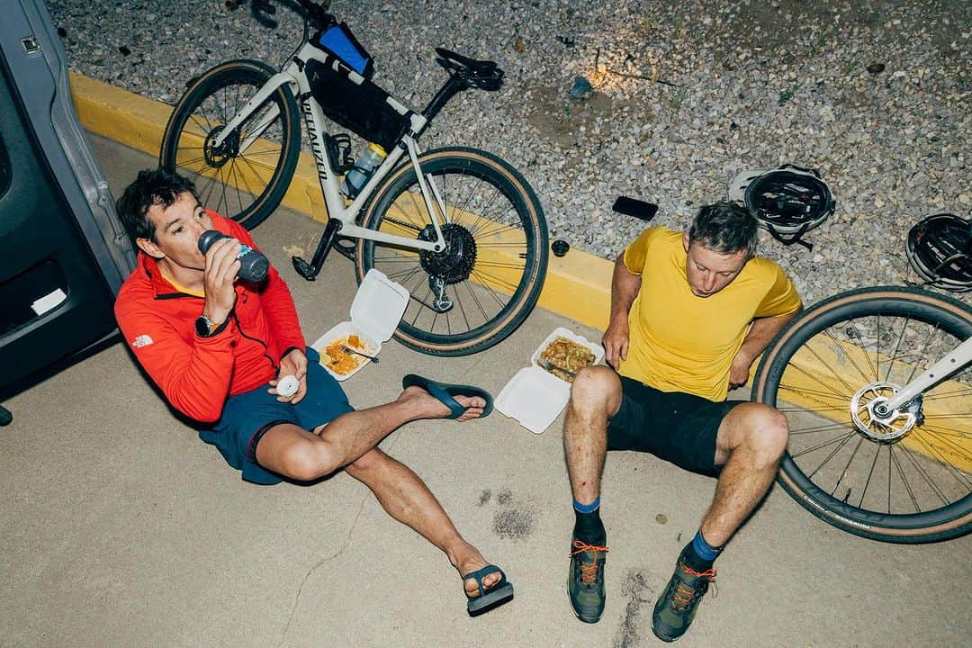 トミー・コールドウェルのインスタグラム：「A couple days ago Alex and I set off on what I think is likely to become our biggest adventure (at least in terms of calorie expenditure) to date. We are biking, climbing and sailing our way from my home in Colorado to Alaska. We have some ambitious climbing objectives, and we’ll be passing  through a bunch of environmentally sensitive areas.  I figure if you want to learn to love the planet enough to find ways to protect it, sometimes you need to immerse yourself in it as deeply as possible.   I just met some bikers going the other direction that had to run from a tornado, had a rattle snake strike at me, and apparently apocalyptic mosquitos are in our future, too. This trip has all the makings of a real life experience!  Photos: @taylor._shaffer」