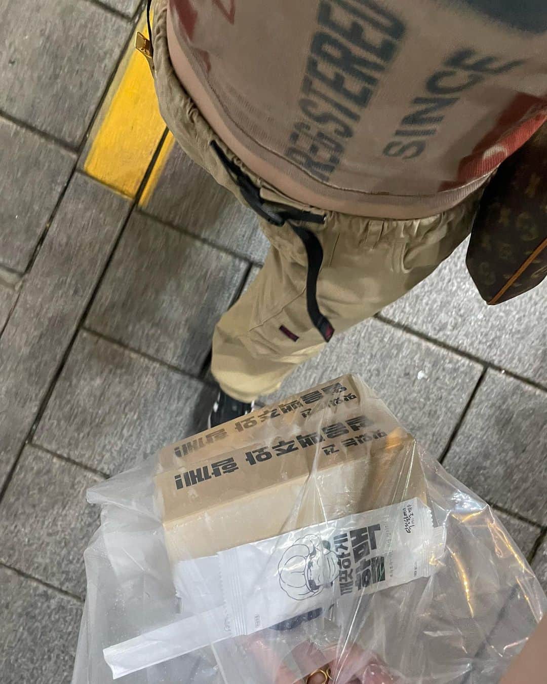 のインスタグラム：「梨泰院の駅から近くにあったチキン屋さん🍗英語得意な友達がめちゃちゃんと店員さんにオーダーしたのに思ったのんとちゃうの詰められてた😅結構伝わってる感じでok!ok!ゆうてたのになあ〜😅笑それも含めて楽しかった🤣ほんで友達がコンビニでこれうまいで‼️っておすすめしてくれたこのカップラーメン韓国ぽくてええやん‼️ってテンション上がって買ったけど韓国でしか食べれへんの？って聞いたらバリバリ日本でも売ってるってsa‼️日本でも食べyo‼️」