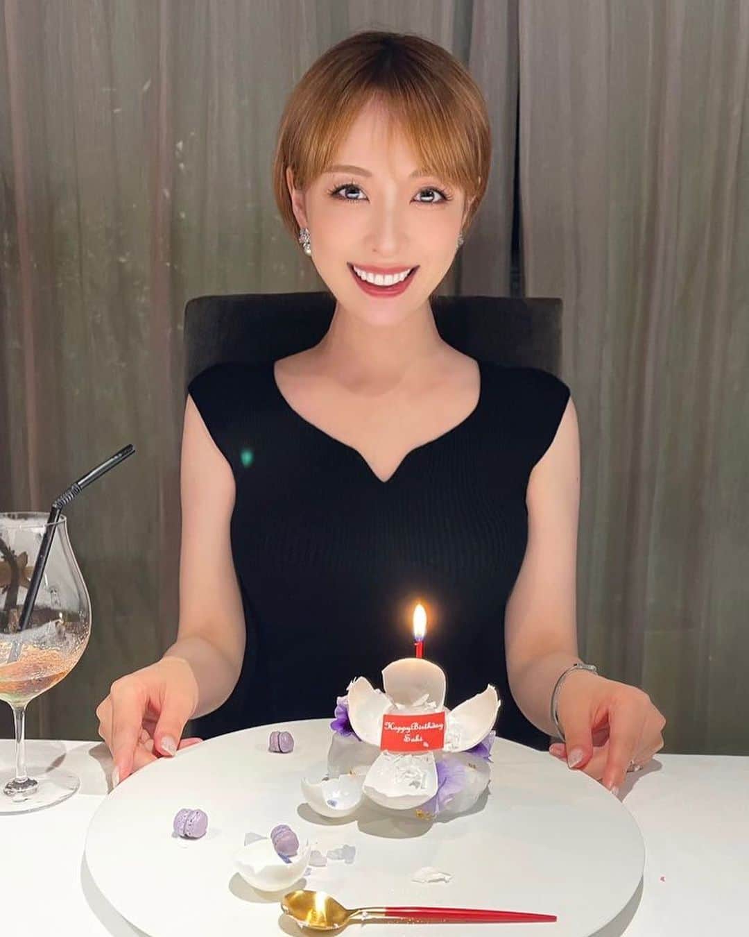 瀬戸早妃のインスタグラム：「デザートのたまごを割ったら小さいマカロンが出てきてサプライズでお誕生日のお祝いしてもらいました…💜  うれしいっ🎂💜  #mybirthday」