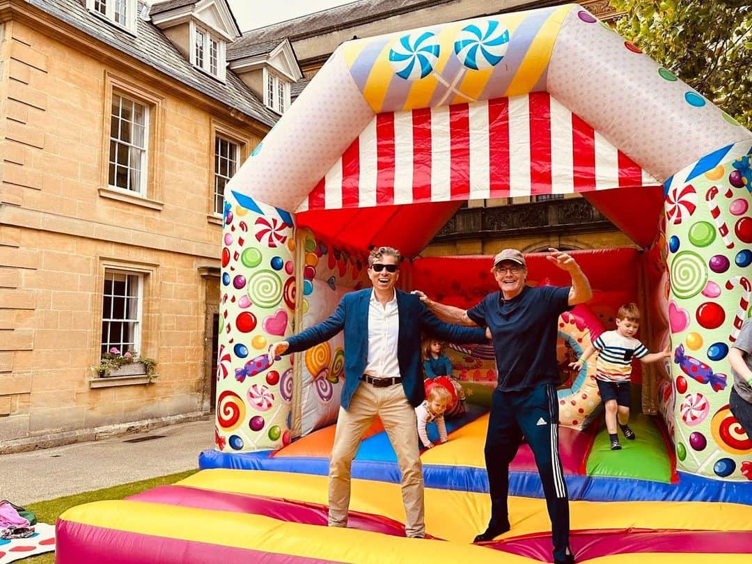 カイル・マクラクランのインスタグラム：「Had to jump on the opportunity to try the inflatable castle at @hertfordcollege Festival before I bounced. Thanks for indulging my tomfoolery, @tomfletcher1874! 🏰」