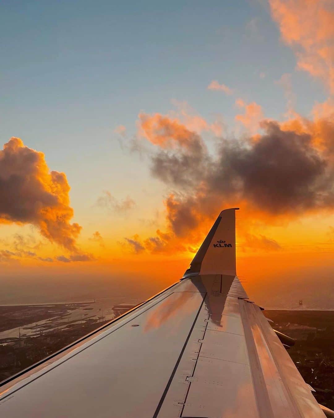 KLMオランダ航空さんのインスタグラム写真 - (KLMオランダ航空Instagram)「Sunny skies and good vibes. Make it a great weekend! ✈️☀️  📸: @shantifairy ✨  #klm #royaldutchairlines #sunset #klmcityhopper #avgeek #aviation」7月8日 23時03分 - klm