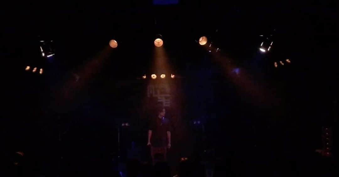 のインスタグラム：「SCHNELL LIVE ~SONG FOR YOU~  『song for』  どんなに離れていても 心は繋がっているよ 今も君のことを考えてるから  君と過ごす日々で 幸せを感じられるmiss you 『ありがとう』を何度でも言うよ  落ち込んでいる時に君がくれた言葉で 僕は救われたんだ 優しい気持ちを持てるようになったのも 君が教えてくれた  会いたい時だってすぐに会えるわけじゃないけど 僕を信じて待っていて欲しい  これからも君と夢を見ていきたいな 何十年先も...  どんなに離れていても 心は繋がっているよ 今も君のことを考えてるから  君と過ごす日々で 幸せを感じられるmiss you 『ありがとう』を何度でも言うよ  涙を拭うにはどうすればいいのだろう 何が出来るのかな 君が笑顔でいないと胸が苦しくなって　 考えてしまう  求められたものに答えてあげられない自分を いつまでたっても後悔してるよ  僕にとって君は大切な人 守り続けたいんだ  どんなに離れていても 心は繋がっているよ 今も君のことを考えてるから  君と過ごす日々で 幸せを感じられる 感謝を込めて想いを歌うよ どんなときでも君を想うよ これから先も手を繋いでずっと」