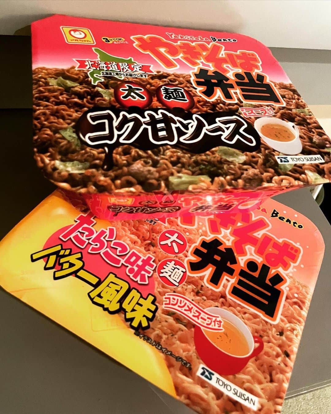 和田正人さんのインスタグラム写真 - (和田正人Instagram)「やきそば弁当。  北海道でお馴染みの。  付属のスープでつけ麺風にしていただく。  ほほう…  おじさんの夜食にはちょうど良し。」7月8日 23時16分 - daaaaaawaaaaaa